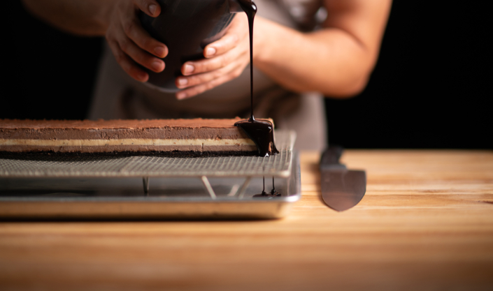 Un laboratoire moderne avec des équipements de pointe, utilisé pour le contrôle de la qualité des produits alimentaires chez Bevanar & Dorga, garantissant des standards élevés pour les professionnels de la restauration.