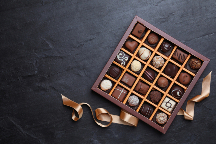 Un assortiment de bonbons et de chocolats disposés élégamment sur une surface, représentant la sélection de confiseries proposée par Bevanar & Dorga pour les professionnels de la restauration.
