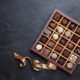 Un assortiment de bonbons et de chocolats disposés élégamment sur une surface, représentant la sélection de confiseries proposée par Bevanar & Dorga pour les professionnels de la restauration.