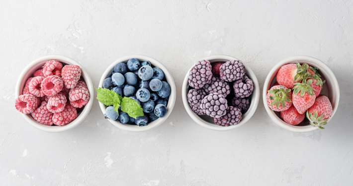 Un assortiment de produits surgelés, dont fruits, soigneusement présenté, représentant l'offre de produits surgelés proposés par Bevanar & Dorga pour les professionnels de la restauration.